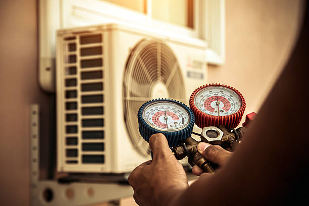 Professional Hvac technician working in Clarendon Hills, IL